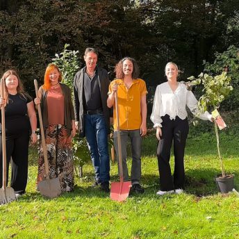 Das Team von Bensing & Reith bei der Baumpflanz-Challenge.