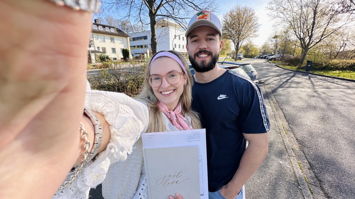 Paula und Jonathan vor dem Rathaus Künzell