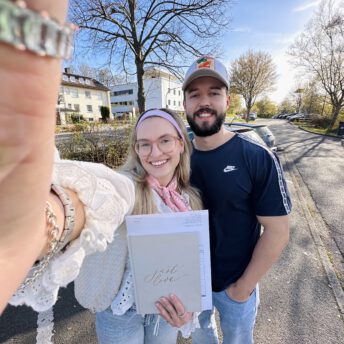 Paula und Jonathan vor dem Rathaus Künzell