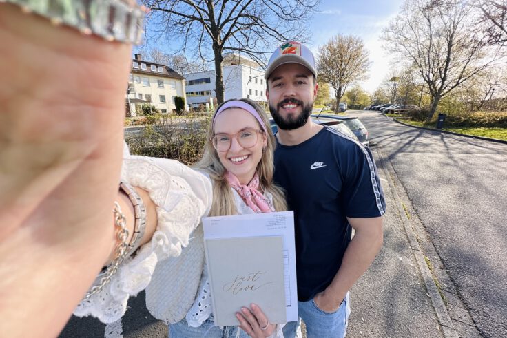 Paula und Jonathan vor dem Rathaus Künzell